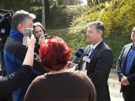 Minister za infrastrukturo dr. Peter Gašperšič obiskal delovišče na Gibini 16